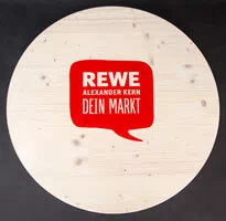 Tischplatte für Stehtisch REWE, mit Siebdruck einfarbig auf weiß lasierter dreischichtiger Holzplatte. Stehtisch einfarbig und zweifarbig bedruckt