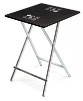 Stehtisch Bembel With Care Seitenansicht. Unsere Scherenstehtische haben einen sehr festen Stand und schwingen überhaupt nicht. Säulenstehtische schwingen gern und der Kaffee landet auf der Tischplatte, der Husse oder der Tischdecke. Stehtisch Bembel schräg gestellt