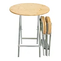 Zusammengeklappter Stehtisch mit Hockern
