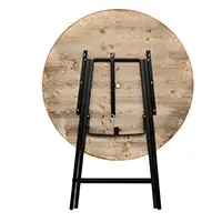 Der Stehtisch ist riesengroß, sein Tischdurchmesser beträgt 120 cm. Er gehört zu den größten Stehtischen überhaupt. Die dreischichtige Holzplatte aus Fichte ist bruchsicher in alle Richtungen. Die besondere Farbe der Holzschutzlasur ist die Holzfarbe Robinie. Eine für uns speziell hergestellte Lasur von der Firma Remmers betont das Holzbild und kann niemals abblättern. Der Stehtisch ist klappbar und benötigt wenig Platz beim Transportieren.