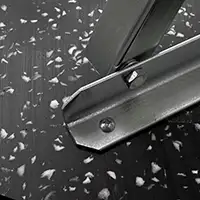 Stabile Verschraubung des Stehtischgestells mit passgenauer 8-mm-Bohrung und M8-Sechskantschraube als spielfreies Scharnier