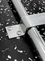 Spielfreier Klappmechanismus des Stehtisches mit passgenauem Führungsbügel für sicheres und wackelfreies Aufstellen