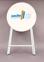 Einfache Motive können wir auch mehrfarbig bedrucken. Mehrfarbig funktioniert nur auf Holzplatten kleiner als 100 cm breit, weil größere Platten von Hand bedruckt werden, ist ein mehrfarbiger Druck nicht möglich. Stehtisch mit Logo zweifarbig
