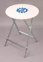 Stehtisch mit dreischichtiger Holzplatte 80 cm. Die Holzplatte wurde dreimal lasiert und anschließend im Siebdruckverfahren mit Werbung bedruckt. Stehtisch aufgestellt mit Logo