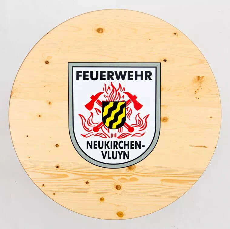 Einlackierter Aufkleber auf lackierten Holzplatten