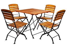 Circa 80 % der von uns verkauften Stühle sind ohne Armlehnen. Diese Terrassenmöbel-Sitzkombination für vier Personen wird in hoher Zahl in der Gastronomie verwendet. Terrassenmöbel im Set für vier Personen