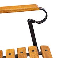 Die Holzauflage der Armlehnen besteht aus einem Stück Robinienholz. Auf der Unterseite hat das Holz eine Nut, in der das Eisen passgenau komplett versenkt ist. Die Holzauflage ist von unten mit mehreren Schrauben befestigt. Da die Nut auf das Eisen abgestimmt ist, ist es nicht möglich, das Holz nur minimal seitlich zu bewegen. Dadurch kann eine feste und dauerhafte Verschraubung garantiert werden. Terrassenmöbel klappbar Armlehne aus Robinie