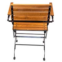 Unserer Auffassung nach haben Biergartenmöbel an den Füßen eine Kiesleiste bei Tischen, Bänken und Stühlen. Terrassenmöbel haben einzelne Beine. Terrassen haben in der Regel immer einen festen Untergrund. Durch die Kiesleiste können Biergartenmöbel generell überall und auf jedem Untergrund problemlos verwendet werden: Sand, Gras, Kies, Steine, Pflaster, Beton, Asphalt, outdoor und indoor. Diese Terrassenmöbel sind eigentlich Biergartenmöbel und werden auch so verwendet. Terrassenmöbel für die Außengastronomie