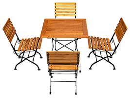 Die vier Klappstühle dieser Terrassenmöbel-Essgruppe punkten mit ihrer Stabilität, Witterungsbeständigkeit und Funktionalität. Gefertigt aus Stahl, Robinienholz und Bodengleitern, aus Kunststoff. Durch die besonders große Sitztiefe und die extra breite Sitzfläche und Lehnen sorgen die Stühle auch für Sitzkomfort auf höchstem Niveau. Bestuhlung aus Terrassenmöbeln mit Klappfunktion