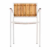 Terrassenmöbel mit Lamellestopfen als Bodenschoner