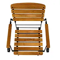 Diese Outdoormöbel sind der Kategorie der Klappmöbel zuzuordnen. Die braun lasierten Latten sind durchgehend mit schwarz verzinkten Schlossschrauben befestigt, bei den Armlehnen sind die Holzverkleidungen von unten verschraubt. Terrassenmöbel braun lasiert