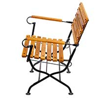 Gastronomie-Terrassenmöbel mit durchgehender Verschraubung der Sitz- und Rückenleisten. Die Schraubenköpfe sind in der Farbe der Untergestelle pulverbeschichtet. Terrassen-Sessel mit Armlehne