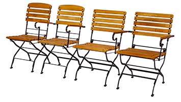 Die Abbildung zeigt drei verschiedene Terrassenstühle, links Modell 02tm mit Armlehne, Mitte 01tm ohne Armlehne. Die Modelle 01tm und 02tm sind vom Aufbau völlig identisch, allerdings ist das Modell 02tm mit Armlehne. Das Modell 04tm rechts im Bild ist extra breit, hat eine größere Anzahl Sitz- und Rückenleisten, welche etwas schmäler sind. Verschiedene Terrassenmöbel für Gastronomie und Biergarten