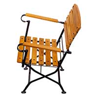 Unsere Klappstühle mit Armlehne für Gastronomie witterungsbeständig, haben eine lasierte Holzoberfläche, welche niemals abblättern kann. Klappstühle Gastronomie witterungsbeständig.