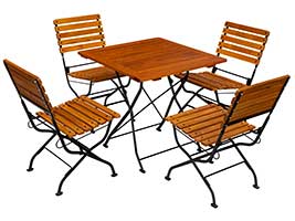 Die Terrassenstühle vom Modell 03tm haben keine Armlehnen. Das 04tm-Modell ist identisch mit dem 03tm, hat aber Armlehnen. Die Terrassenmöbel Essgruppe hat keine Armlehnen