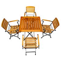 Die Terrassenmöbel gewährleisten ihren Beinen Bewegungsfreiheit