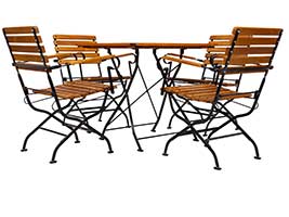 Die Terrassenmöbel haben Bodenschoner aus Kunststoff