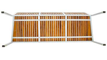 Das Holz der Terrassenmöbel ist extrem witterungsbeständig