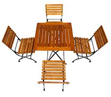 Die Oberfläche des Holzes ist mit einer mittelbraunen Dünnschichtlasur behandelt. Eine dünnschichtige Lasur ist die absolut beste Holzoberfläche für Terrassenmöbel. Die Lasur wird im Tauchverfahren aufgebracht. Durch das Tauchverfahren dringt die Lasur besonders tief in das Holz ein. Diese Art von Lasur befindet sich im Holz und nicht auf dem Holz. Die Terrassenmöbel sind mittelbraunen lasiert der Tisch ist quadratisch