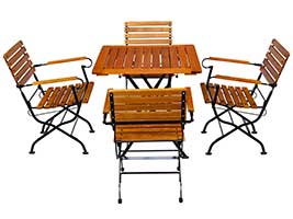 Die Terrassenmöbel sind offenporig lasiert