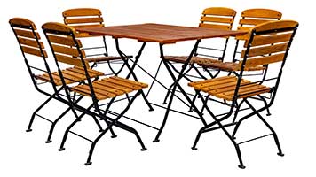 Der rechteckige Tisch hat keine durchgehenden Verschraubungen. Die Terrassenstühle verfügen über sechs Sitzleisten und vier Rückenleisten. Die obere Leiste in der Rückenlehne hat eine Wölbung nach oben. Alle Leisten sind mit durchgehenden Schrauben und Sicherungsmuttern befestigt. Die Schrauben sind verzinkt und haben zusätzlich schwarz pulverbeschichtete Schraubenköpfe auf der Sitzfläche und der Rückenlehne. Die Terrassenmöbel verfügen über einen rechteckigen Tisch