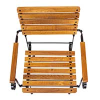 Die Terrassenmöbel sind identisch mit Biergartenmöbeln. Der einzige Unterschied besteht darin, dass Biergartenmöbel eine Kiesleiste haben und diese Terrassenmöbel eine Bogenleiste mit einzelnen Füßen. Terrassenmöbel mit Armlehne von unten