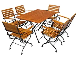 Ein Tisch mit den Abmessungen 120 × 80 cm sowie sechs XXL-Stühle mit Armlehnen gehören zu diesem außenklappbaren Terrassenmöbelset. Terrassenmöbelset 120 × 80 cm