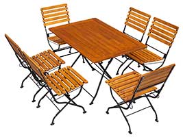 Die Stühle der Sitzgruppe sind ergonomisch geformt und lassen sich dank ihrer Klappfunktion platzsparend verstauen. Mit einer Belastbarkeit von ca. 200 kg pro Stuhl eignen sie sich für nahezu jeden. Zudem ist das verwendete Holz besonders gut für den Außenbereich geeignet. Terrassenmöbel-Sitzgruppe mit extra breiten Stühlen