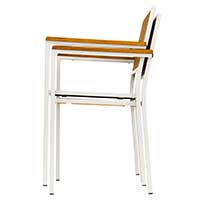 Sie können die Terrassenmöbel übereinander stapeln