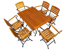 Terrassenmöbel haben eine Armlehne aus Robinie