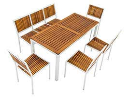 Die Terrassenmöbel sind äußerst widerstandsfähig und umfassen eine Bank, vier Stühle und einen Tisch mit herausnehmbaren Beinen. Man kann sie stapeln. Diese Möbelstücke finden häufige Verwendung als Ergänzung im Loungebereich. Terrassenmöbel mit Terrassenbänke