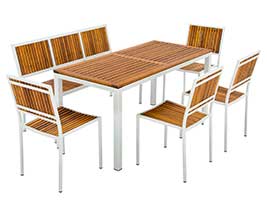 Die Tischbeine dieser Terrassenmöbel sind abnehmbar, so können die Tischplatten übereinandergestapelt werden. Am besten immer Holz auf Holz und Metall auf Metall legen. Die Beine passen genau zwischen die Tischplatten und benötigen überhaupt keinen Platz, weil diese genau in den Hohlraum zwischen der Lage mit der Metallseite aufeinanderpassen. Terrassenmöbelset mit Holz und Metall