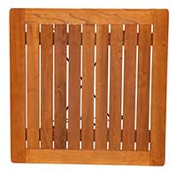 Der quadratische Tisch hat einen Rahmen um die Tischfläche. Dieser Rahmen ist Teil der Tischfläche und dient gleichzeitig als Konterlattung des inneren Lattensystems. Der Tisch hat einen Rahmen um das innere Lattensystem