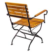 Es ist üblich, Stühle mit Armlehnen auch als Sessel zu bezeichnen. Die Breite der besonders breiten Sitzfläche und Rückenlehne beträgt 46 cm. Die Lehne besteht aus fünf Latten, welche mit den Latten in der Sitzfläche identisch sind. Klappmöbel falsche Akazie