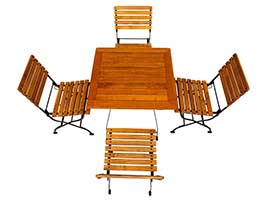 Das Holz behält seine natürliche Maserung und ist gleichmäßig lasiert. Die Farbdifferenzen auf den Bildern werden durch die Holzfasern erzeugt. Quer zur Holzfaser erscheint das Holz heller und längs dunkler. Wenn sie zwischen den unteren Bildern hin und her wechseln, ist das gut erkennbar. Es handelt sich bei den Bildern immer um die gleiche Sitzgruppe für vier Gäste, nur der quadratische Tisch wurde gedreht. Terrassenmöbel quadratisch für vier Gäste