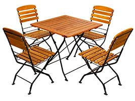 Die Entscheidung, welcher Tisch sich als der geeignetste erweist, stellt keine Schwierigkeit dar. Die Größe der Sitzgruppe hängt normalerweise davon ab, welchen Tisch man wählt. Dieses Möbelset für die Terrasse ist für vier Personen konzipiert und verfügt über eine großzügige Tischfläche pro Person. Terrassenmöbelset mit großzügiger Tischfläche pro Person