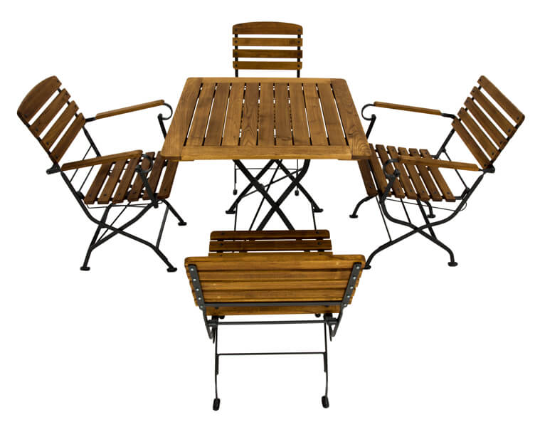 Terrassenmöbel bestehend aus quadratischen Tisch und vier verschiedene Stühle