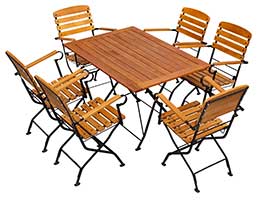 Das Terrassenmöbelset hat Stühle mit Armlehne