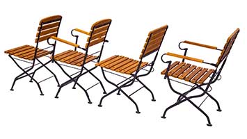 vier verschiedene klappbare Terrassenstühle