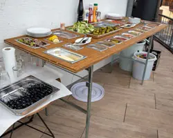 Mit 21 Gastronomie Behälter bestückt hatten wir auf unserem Firmenevent soviel Möglichkeiten Salate, Soßen und andere Beilagen zu präsentieren, dass wir feststellen mussten, so viel verschiedene Beilagen haben wir gar nicht. Theke Gastronomie Salat Buffet