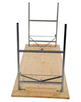 Theke mit 220 cm x 80 cm Länge von unten. Bei kürzeren Ausführungen werden die Klappgestelle um 20 mm versetzt montiert und klappen ineinander. Theke klappbar von unten