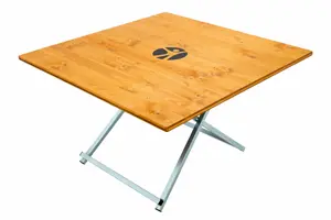 Quadratischer Tisch mit galvanischem Scheren Gestell, dreischichtiger Fichtenholzplatte lasiert im Farbton Teak mit Siebdruck in der Mitte der Tischplatte. Tisch für quadratische Festzeltgarnituren